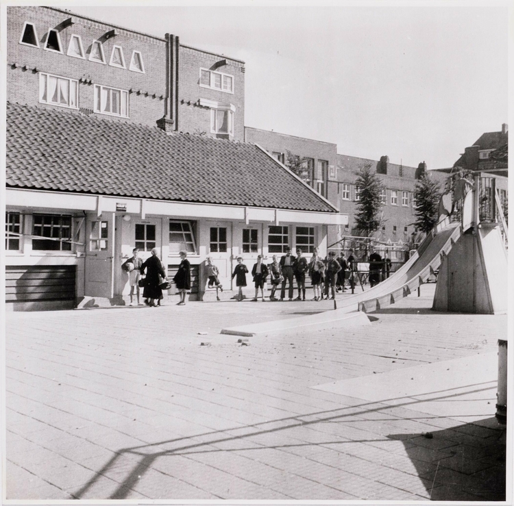 Foto van het clubgebouw met rechts nog zichtbaar delen van marktkramen/stallen van de Joodse Markt (1943). Volgens SAA tevens Joods Uitreikingslokaal ivm voedselvoorziening  