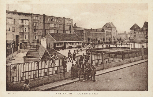 Prentbriefkaart van de speelplaats aan de Joubertstraat in Amsterdam-Oost, met CLUBHUIS, circa 1935. Bron: Collectie Joods Museum, Amsterdam (collectie J. van Velzen).  