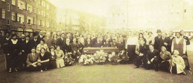 Een vergeelde foto van de Speeltuinvereniging Oost, ca. 1928 – 1933. Bron: familiearchief Kaplan.  