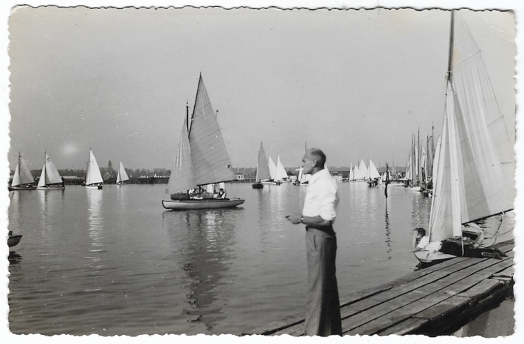 foto kaart 't Plashuis _voorgrond Cor Ros_Piet Bouwman op liggend op boot  
