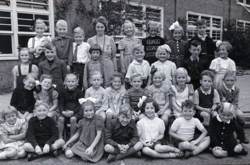Derde klas watergraafsmeerschool -1948 <br />Zoals gebruikelijk werd in de derde klas nogmaals een foto gemaakt van mijn klas met juffrouw Bos op het binnenplein van de school – Foto; Erny v.d.Kleut-Sieswerda<br /> 