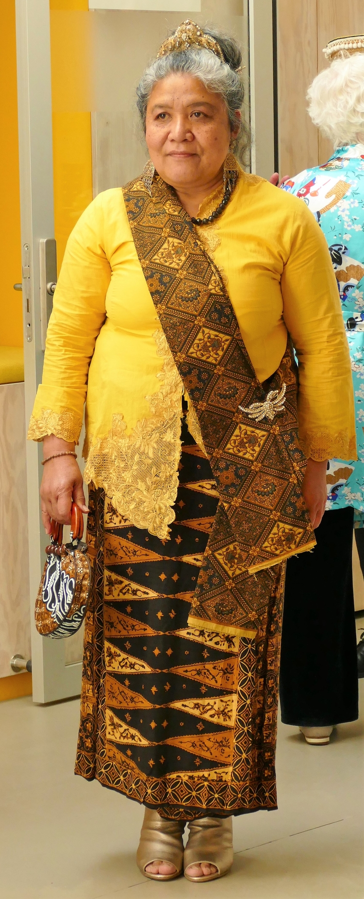 Ira toont blij haar Indonesische kleding  