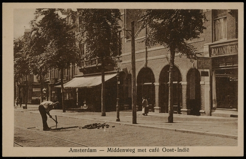Middenweg met café Oost-Indië, 1928. Uitgave K. Wille, Amsterdam – Watergraafsmeer, coll. Prentbriefkaarten SAA.  