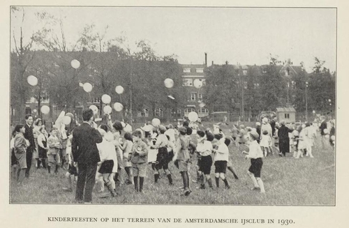 Voorbeeld van een kinderfeest met tekst onder foto, bron: Zestig jaren volksvermaak, 1871-1931 (boeken basis, via Delpher).  