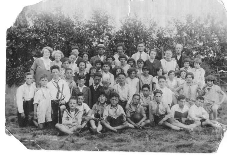 Het bestuur van de Speeltuinvereniging. De foto is gemaakt bij de speeltuin in de Joubertstraat, in 1928 (25 juli). Afgebeeld zijn de kinderen (leden) en de leiding (o.l.v. de heer Goedkind, met witte hoed) van de speeltuinvereniging. Ies zit helemaal rechts vooraan.  