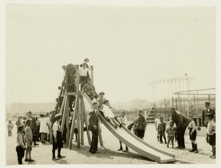 De opening van de speeltuin in de Joubertstraat in juli 1926. Bron: beeldbank SAA   