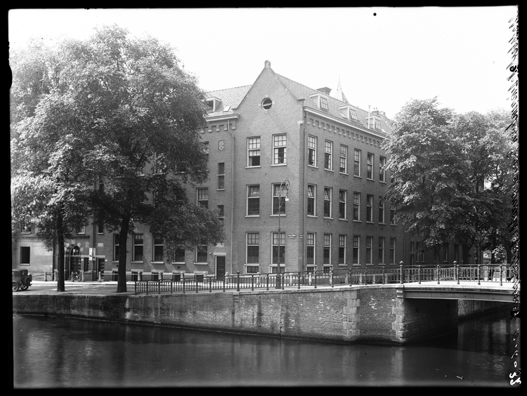 Prinsengracht 434, hoek Leidsegracht; inrichting voor stadsbestedelingen, juni 1932. Bron: Archief van de Gemeentelijke Dienst Volkshuisvesting en rechtsvoorganger: glasnegatieven (SAA).   