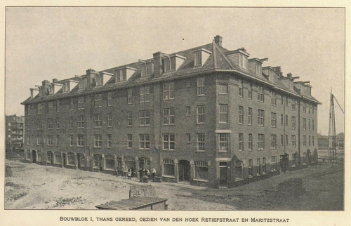 Foto van Bouwblok I van het Bouwfonds tussen Tugelaweg en Retiefstraat, bron: het Feestnummer van het Bouwfonds uit 1919.   