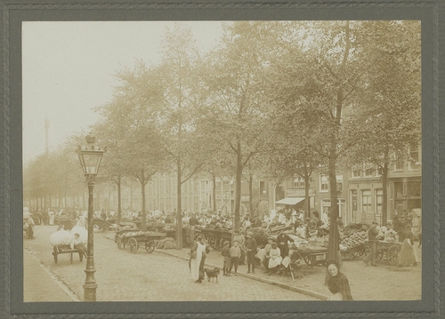 Straathandel op de Lindengracht, gezien vanaf de Brouwersgracht met rechts de Lindengracht 76-88 en de ingang van de Eerste Goudsbloemdwarsstraat (v.r.n.l.), daarna Lindengracht 90-124. Foto van J. de Groot, collectie SAA foto’s.   