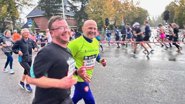 TCS Marathon Amsterdam 2023  Robin mulder Watergraafsmeer Robin Mulder loopt Amsterdam Marathon 8k met zoons En kunstknie  
