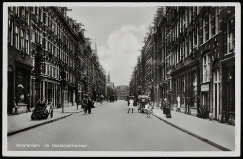 Derde Oosterparkstraat in 1940 met links op nummer 125 – 127 de Coöp. Melkinrichting Aurora. Uitgave J. Sleding, Amsterdam. Bron: Collectie prentbriefkaarten SAA.  