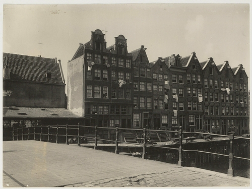 Het Nieuwegrachtje 1-9 (v.r.n.l.) met links op de voorgrond de brug voor de Valkenburgerstraat. Foto uit 1926 van C.F. Jansen uit de collectie Leenheer, Martelhoff en Jansen.    