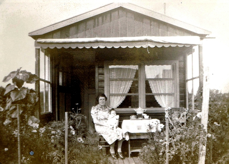 moeder en Erny in het tuinhuuisje, foto uit privë bezit  