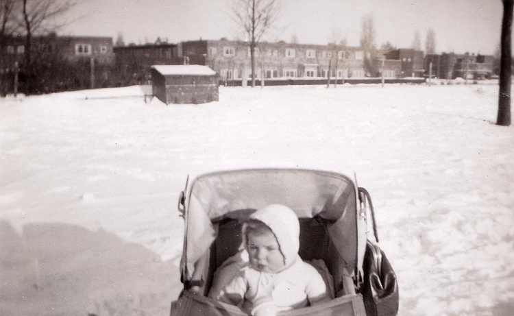 Erny in de kinderwagen, foto uit privëbezit  