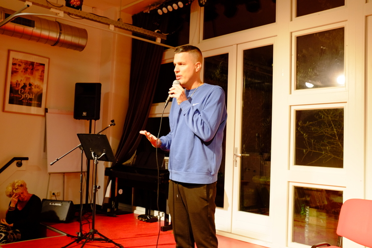Bijzonder optreden door Luan Buleshkaj, spoken word artiest  Foto: Foekje Detmar  
