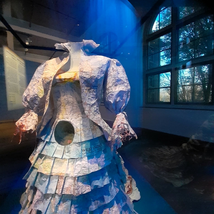 het kunstwerk 'Territory Dress' in WERELDMUSEUM  Amsterdam Oost  