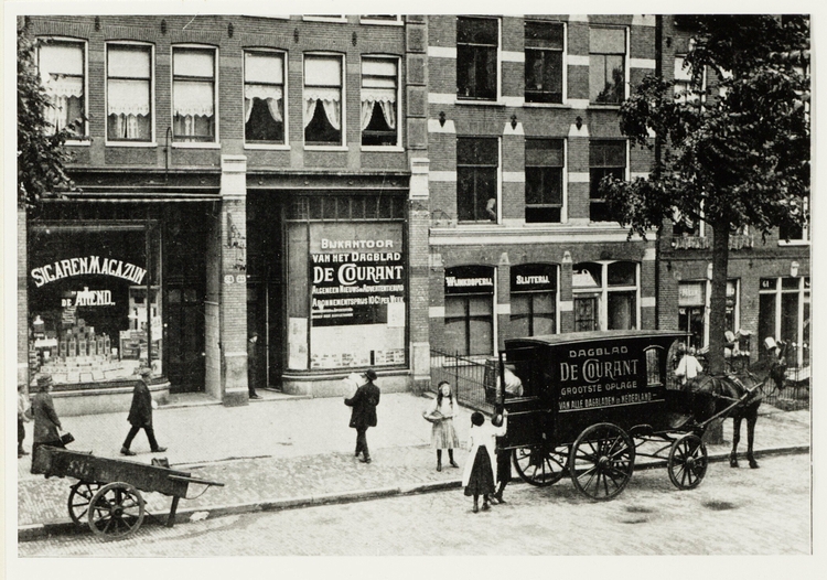 Commelinstraat 53 – 61, ca. 1911, met sigarenmagazijn en het  bijkantoor van het dagblad De Courant en een wijnkooperij. Bron: fotoarchief SAA.  