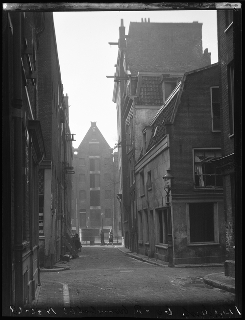 Voormalige Eerste Ridderdwarsstraat. Omstreeks 1930 werden de onbewoonbaar verklaarde woningen gesloopt. Foto gemaakt op 14 december 1928. Bron: Dienst Volkshuisvesting, SAA  