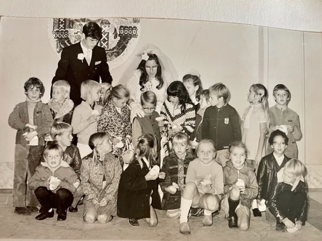 Linnaeusschool,1969 1e klas,Juffrouw Lagaay gaat trouwen.Anneke onderste_rij,_2e_van_links[1]  