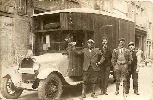 Foto uit 1932 met de wagen van het bedrijf, Andries is de eerste van rechts. Bron: Joodsmonument  