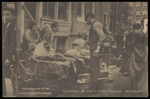 Momentopname, prentbriefkaart, uit het Amsterdamsche Straatleven. Visverkoop in de Korte Houtstraat. Uitgave Berg en Co., bron: SAA.  