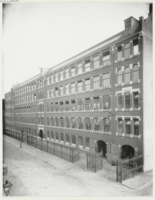 Diamantslijperij Firma Eduard van Dam (architect G.A. van Arkel), adres Ruysdaelstraat 49. Foto uit 1918 van het Merkelbach archief, SAA.  