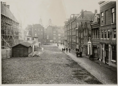 Valkenburgerstraat 188-214 (v.r.n.l.) gezien naar Houtkopersburgwal met daarvoor brug nr. 284. Datering: ca. 1932, bron: fotoarchief SAA.  