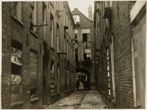 Voorbeeld van een gang, de Suikerbakkersgang tussen Valkenburgerstraat 139 en 141, bron: fotocollectie SAA.  