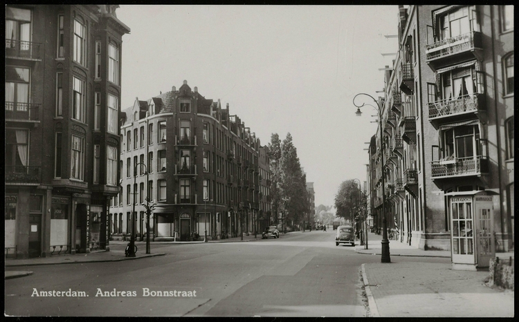 Prentbriefkaart van de Andreas Bonnstraat in 1940. Uitgave Vlaanderen Oldenzeel's Boekhandel Amsterdam-Oost, SAA.  