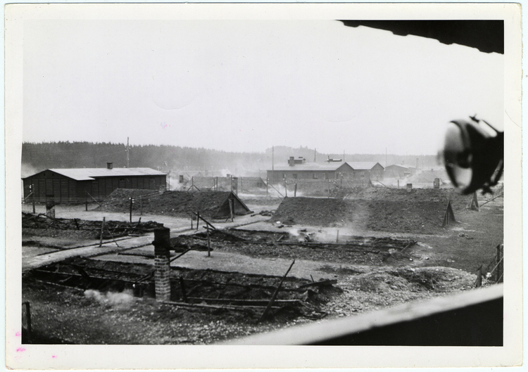 Zicht op de nog smeulende kazerne bij het subkamp Landsberg (Kaufering Lager I) van het concentratiekamp Dachau. Bron: collection USHMM  