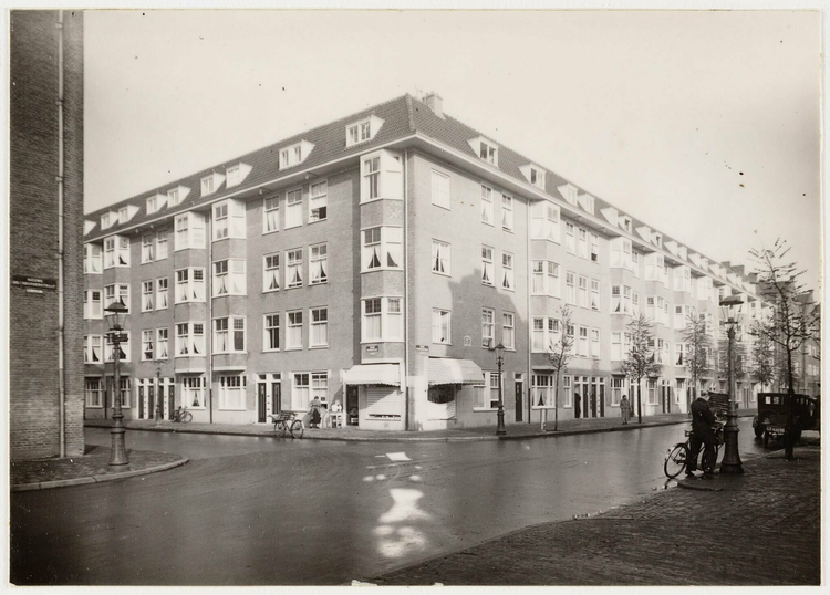 Nieuwe Batavierstraat ca. 7-15 (v.l.n.r.), gezien vanuit de Nieuwe Uilenburgerstraat. Nummer 13 is naast de winkel op de hoek. Bron: Foto van de Dienst Openbare Werken, 31 oktober 1938 – SAA.   