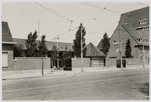 Foto van de Ingang tramremise Lekstraat zijde Amsteldijk van de Gemeentetram (na 1943: Gemeentevervoerbedrijf) in ca. juli 1932. Bron: Beeldbank SAA  