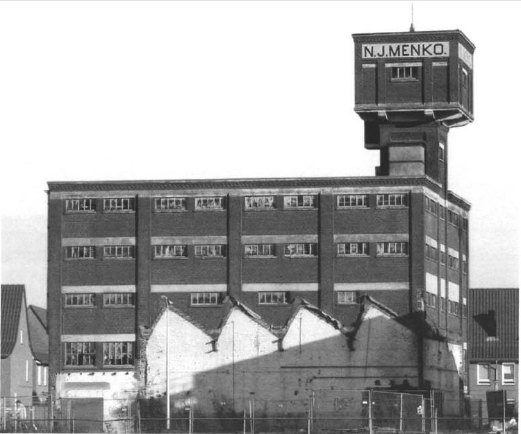 Het opslaggebouw met de sprinklertoren van Spinnerij Roombeek van de firma Menko uit 1912. Het textielcomplex Roombeek werd op het pakhuis na, in 1996 afgebroken. Bron: website over textielhistorie Enschede.   