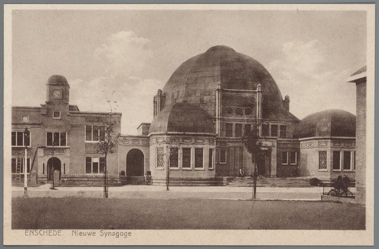 Prentbriefkaart van de nieuwe synagoge in Enschede, ca. 1928. Bron: Joods Historisch Museum via het Geh. van Ned.  