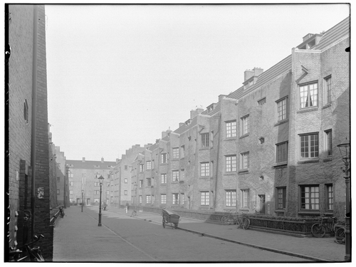 Topaasstraat (rechts aflopen vanaf nr. 17), bron: Archief van de Gemeentelijke Dienst Volkshuisvesting en rechtsvoorganger: glasnegatieven, architect J.C. van Epen.  