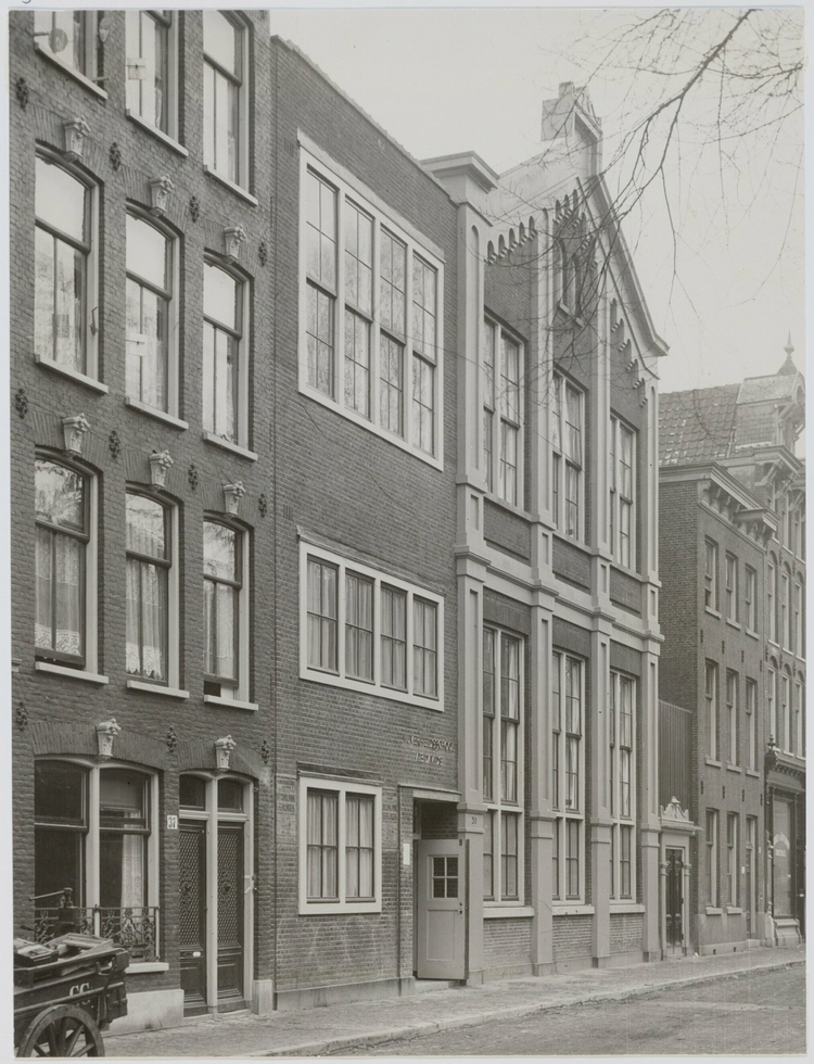 Valckenierstraat 37- 43 met op nummer 39 de Nijverheidsschool A.B. Davids, Vakschool ter Beteugeling van de Straathandel in ca. 1929. Bron: beeldbank SAA.  