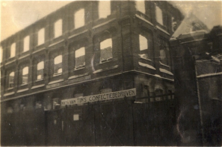 De fabriek van de firma van Tijn kwam niet ongeschonden uit de oorlog, gebombardeerd in februari 1944. Bron: www.Enschede-stad.nl  
