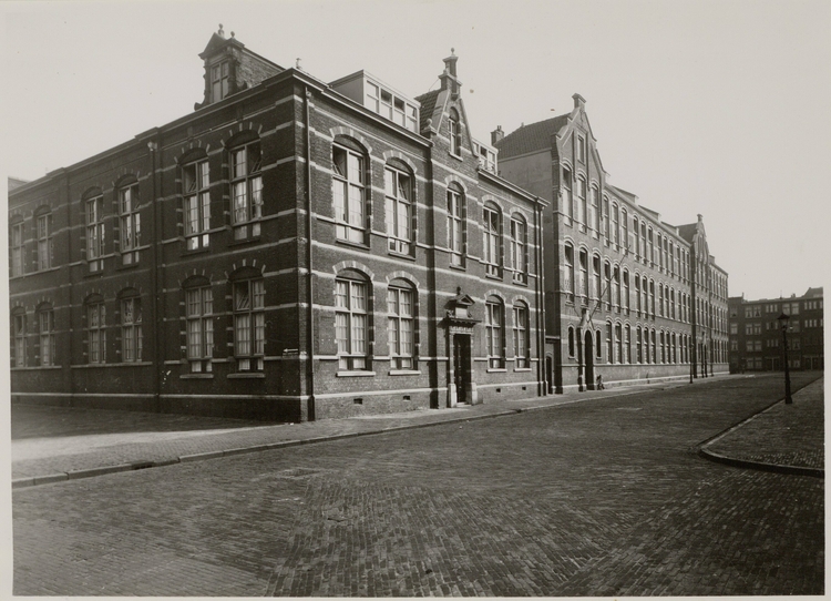 Roggeveenstraat 6 – 10 (van r. naar l.) in 1941. Gebouwen Hulp voor Onbehuisden. Links: Van Linschotenstraat. Op de achtergrond rechts: Van Neckstraat. Foto van C.F. Jansen, collectie Leenheer SAA.  