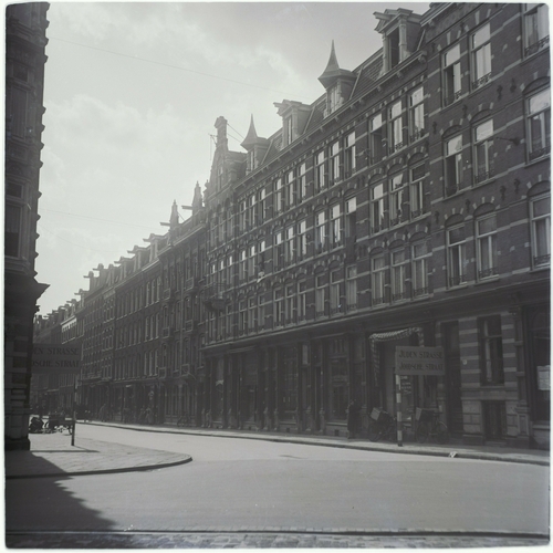 Lepelstraat gezien vanuit de Roetersstraat, met borden "Juden strasse | Joodsche straat", aflopend van 97 – 65. Datering ca. 1941, bron: Archief Jaap Kaas, SAA.  