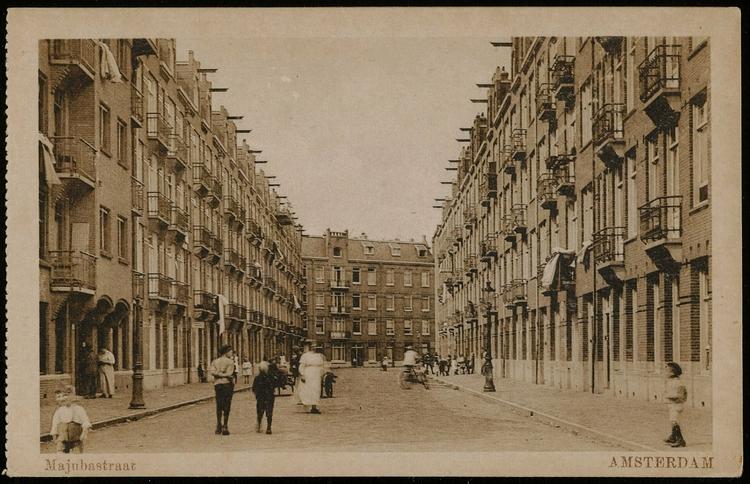 Prentbriefkaart van de Majubastraat in 1920, bron Beeldbank SAA  