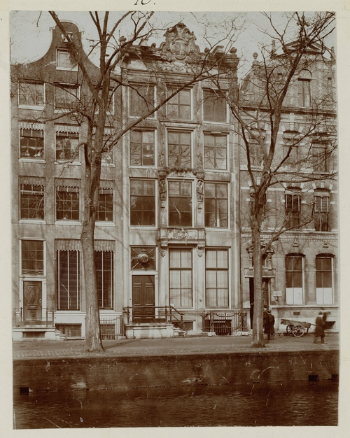 Herengracht 128-124 met op nummer 124 het bureau van het Algemeen Steuncomité afd. kleding in 1916. Bron: beeldbank SAA.   