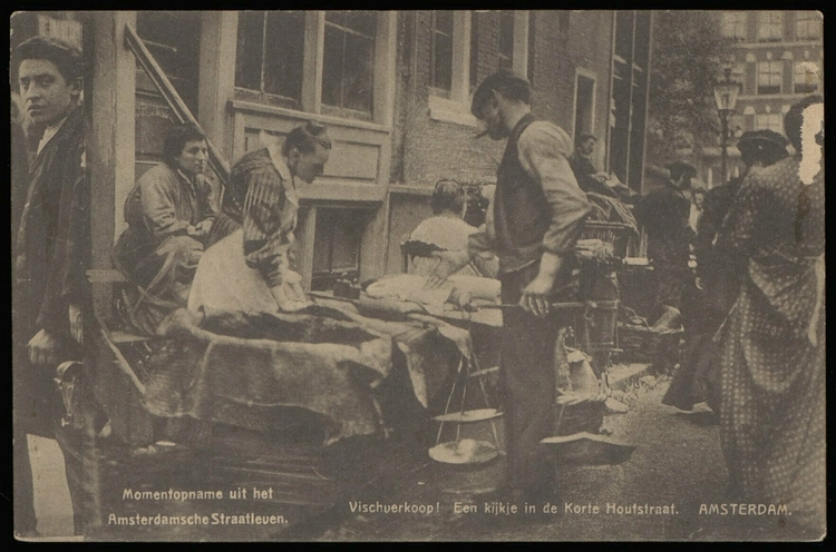 Momentopname uit het Amsterdamsche Straatleven. Visverkoop in de Korte Houtstraat. Uitgave Berg en Co. Collectie prentbriefkaart van het SAA.  