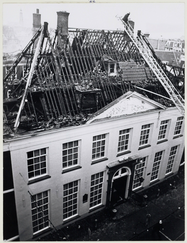 Dak West Indisch Huis na de brand. Foto:Bert Verhoef. Bron: nationaal archief  