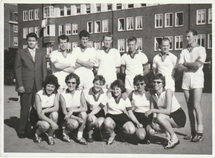 Het eerste van Archipel met staand links naast coach Daan Penseel: Nees van Eekelen  