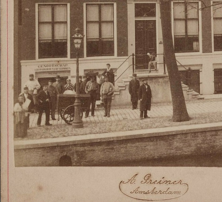 Foto (fragment) van de Raamgracht 6-8. In de kelder van Raamgracht 8 is het genootschap 'Liefdadigheid naar vermogen' gevestigd. Foto van Albert Greiner, SAA. Datering – eind 19 eeuw  