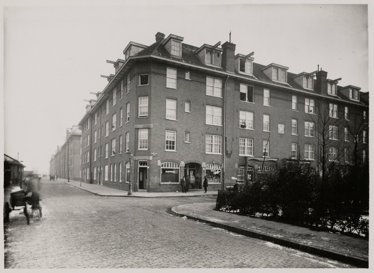 Foto uit 1938 van de Tugelaweg 50-65, gezien in oostelijke richting naar de Linnaeusstraat, met rechts Maritzstraat 1-9. Bron: fotoarchief SAA  