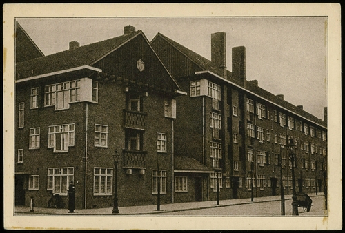 Prentbriefkaart van de Ben Viljoenstraat 1-5 , links Tugelaweg 119-118. Architect Wieger Bruin, bron: SAA  