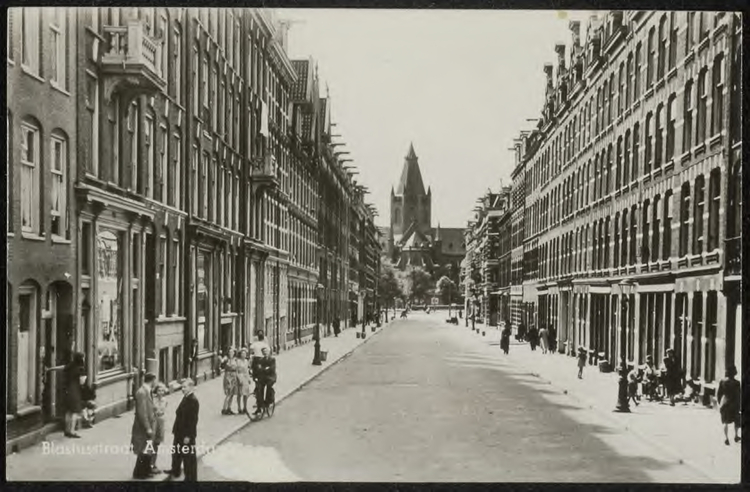 Prentbriefkaart van de Blasiusstraat, ca. 1930, gezien naar de Sint Willibrorduskerk buiten de Veste, Amsteldijk 36. Uitgever: Vlaanderen Oldenzeel's boekhandel, Amsterdam  