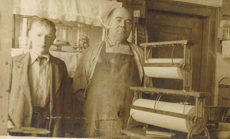 1933 Wim Koekenbier senior met bakker Willem  Hormeyer  