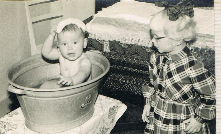 1957 Wim in het zinken badje en zus Nanda  